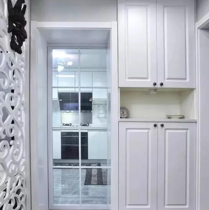 厨房门改造成了推拉单门,不占空间美观大气,特别的实用!